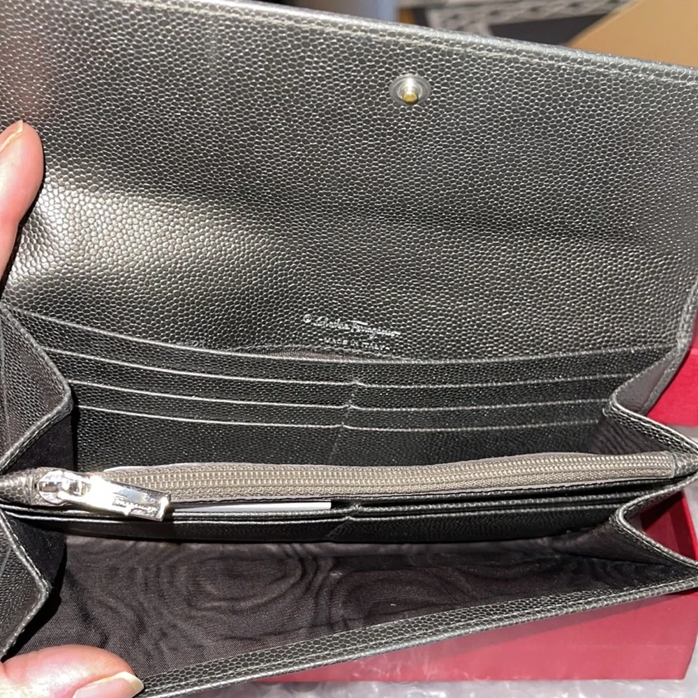 Salvatore Ferragamo wallet excellent Condition color is gun metal with silver - Picture 5 of 7